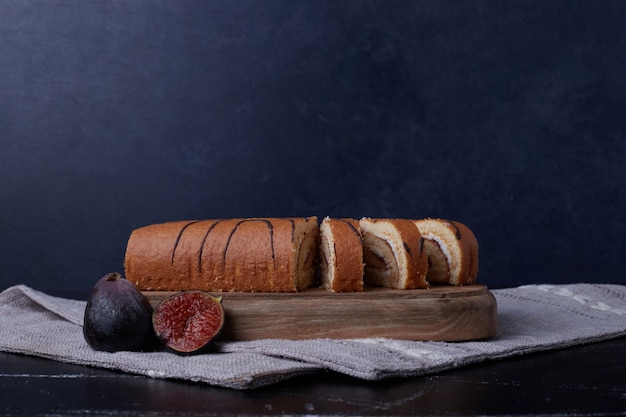 Roll cake slices on a wooden board.