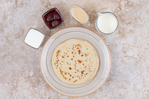 Free Photo roll pancakes with cottage cheese and strawberry jam