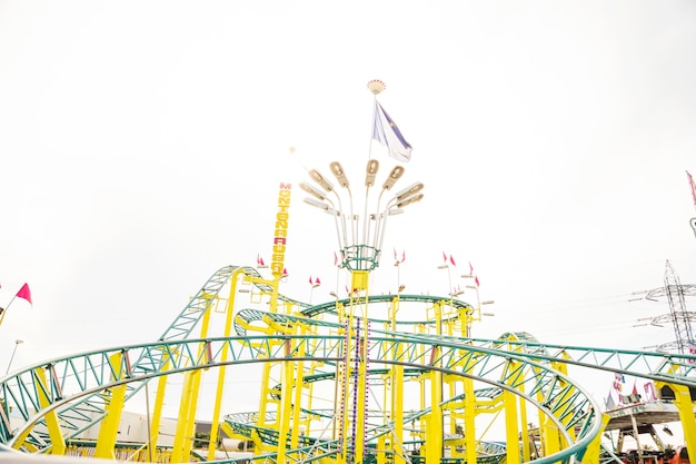 Free Photo roller coaster ride in amusement park