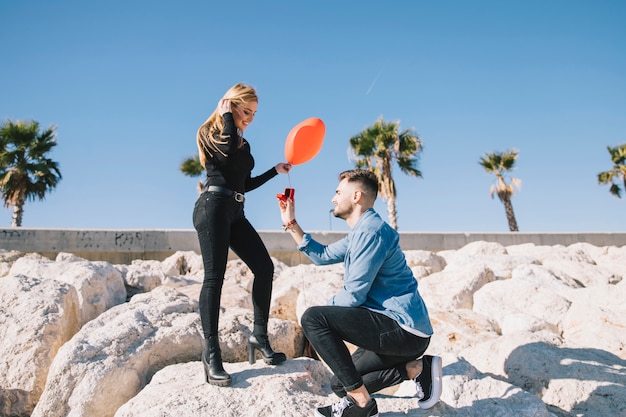 Free photo romantic couple engaging on beautiful shoreline