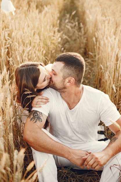 Free photo romantic couple at the wheat field on a sunny day.