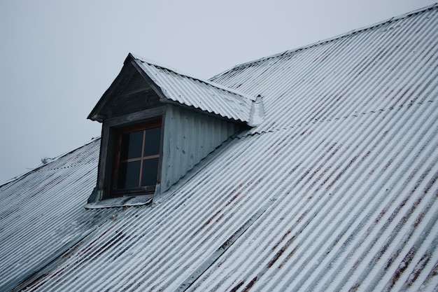 Free photo roof of the building covered in snow against the cloudy sky