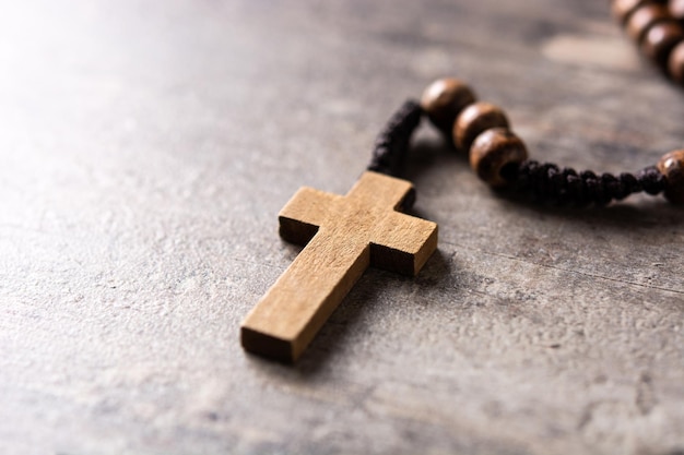 Free Photo rosary catholic cross on wooden table