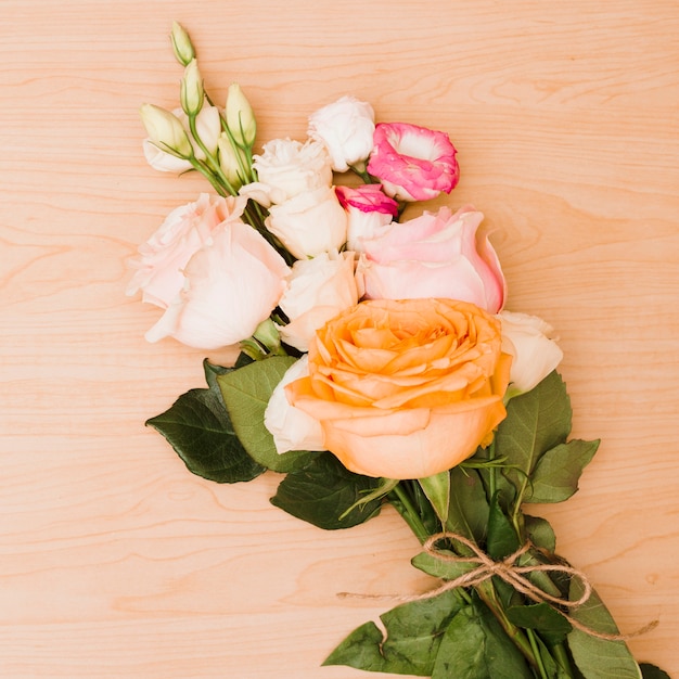 Free photo roses bouquet on wooden textured background