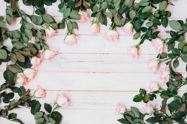 Free photo roses on wooden table