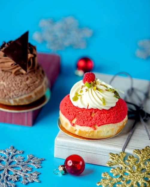 Free Photo round dessert with cream and pistachio topping