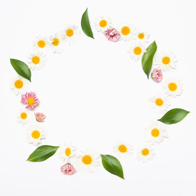 Free photo round flower garland with leaves