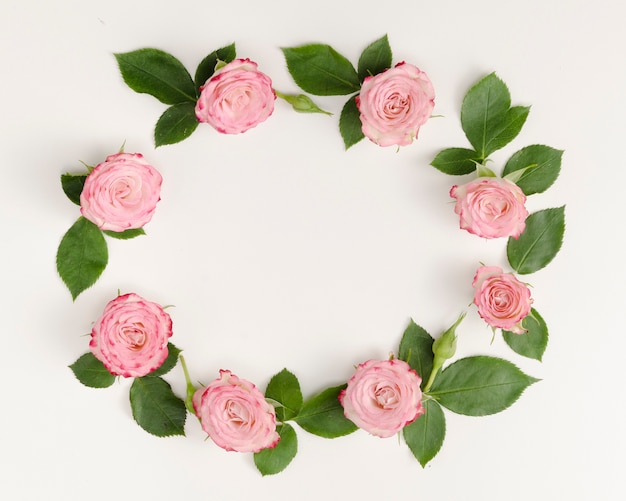 Round frame with roses and leaves