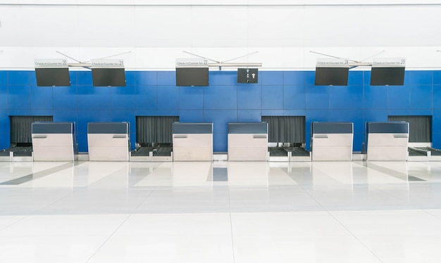 Free photo row empty check-in desks in international airport