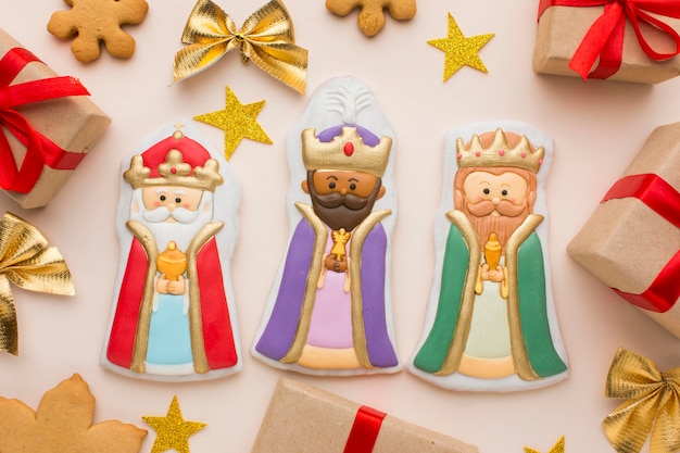 Free Photo royalty biscuit edible figurines with stars and gifts