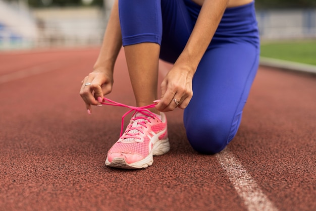 Runner woman binds shoes laces