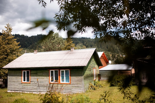 Free photo rural house surroundings in daylight