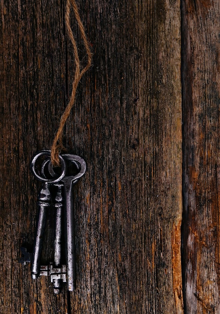 Free Photo rustic keys on wooden table