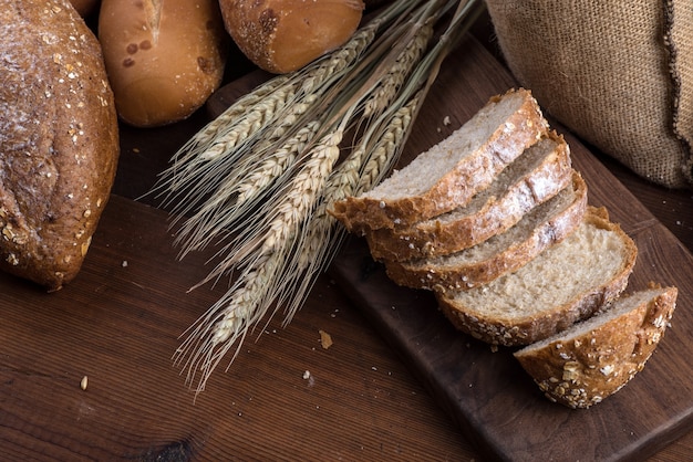 Free photo rye sliced bread on the table