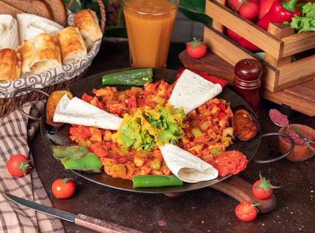 Sac ici azerbaijani food with chopped vegetables and lavash