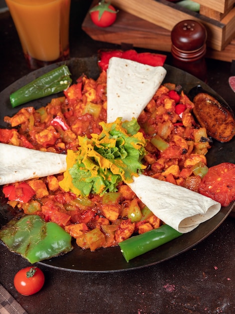 Sac ici azerbaijani food with chopped vegetables and lavash