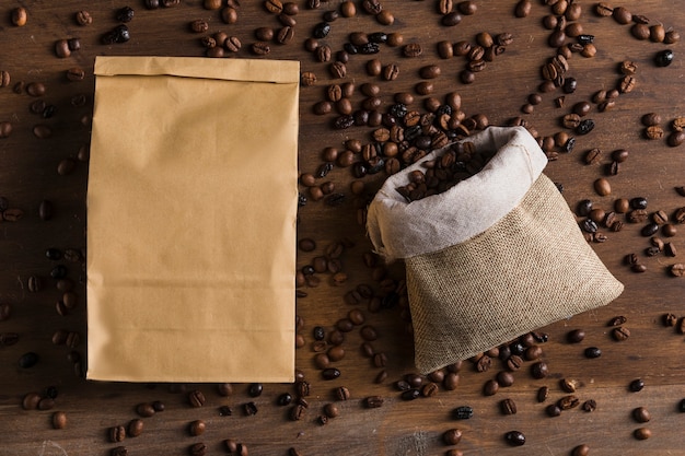 Free Photo sack and package with coffee beans