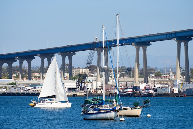 Free photo sailing boats in waterfront area. bridge  of san diego