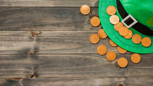 Free photo saint patricks hat with decorative clover and golden coins