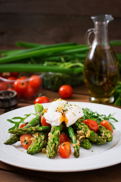 Free photo salad of asparagus, tomatoes and poached egg