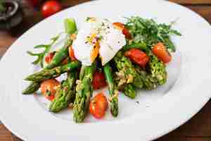 Free photo salad of asparagus, tomatoes and poached egg