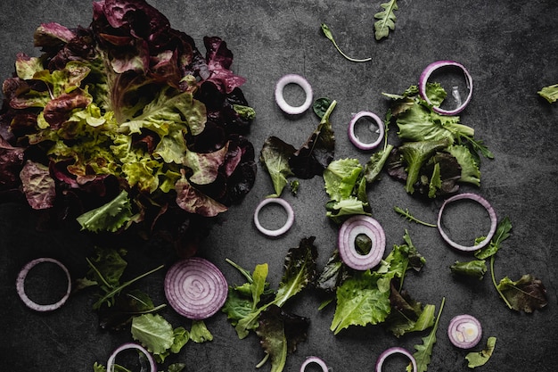 Free Photo salad and onion rings