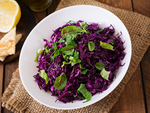 Free photo salad of red cabbage with herbs