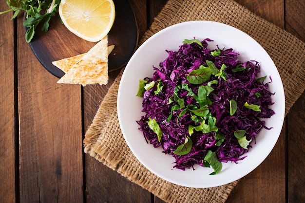 Free photo salad of red cabbage with herbs