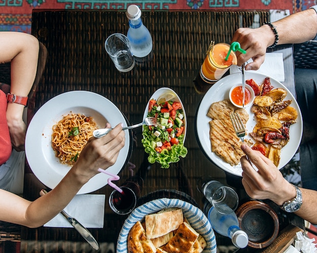 Salad, spaghetti and chicken fillet