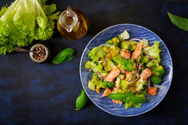 Free photo salad of stewed fish salmon, broccoli, lettuce and dressing. fish menu. dietary menu. seafood - salmon. top view