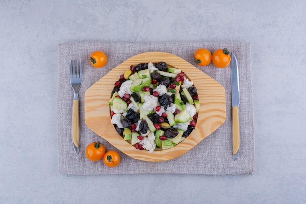 Salad with black sultana and pomegranate seeds