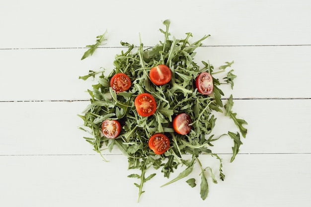 Free photo salad with cherry tomatoes