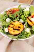 Free photo salad with grilled peaches, arugula and mozzarella cheese