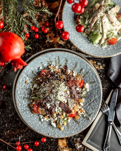 Free photo salad with lettuce, tomatoes, corn and white cheese