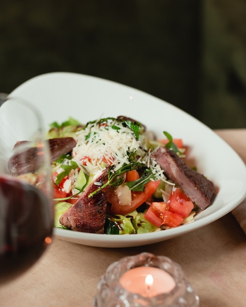 Free photo salad with meat and grated cheese