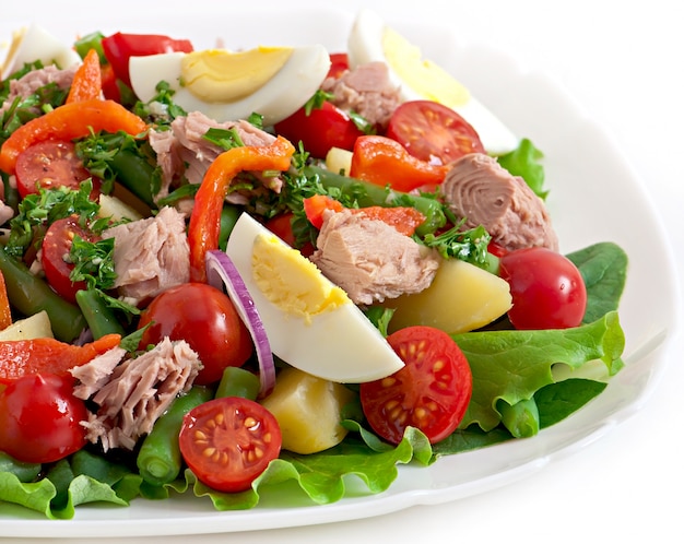 Free Photo salad with tuna, tomatoes, potato and onion