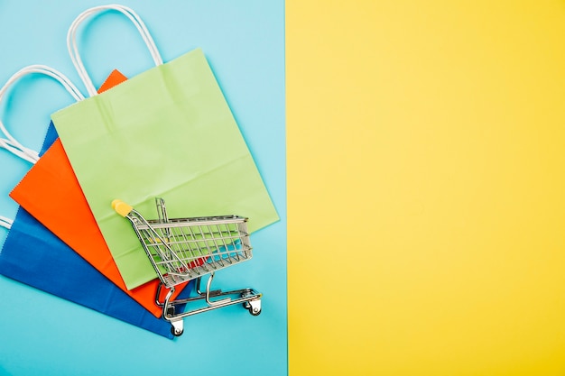 Free photo sales concept with cart on bags