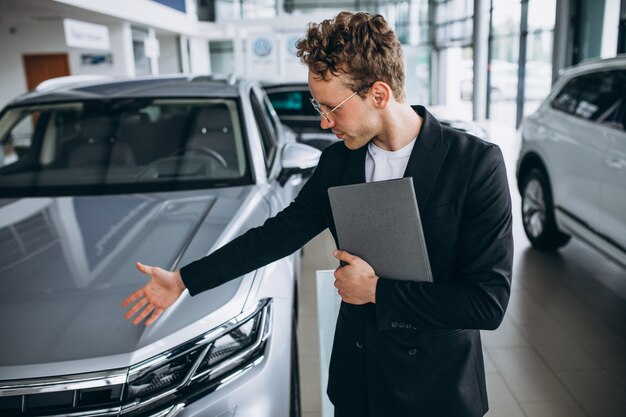 Free Photo salesman at a car showroom