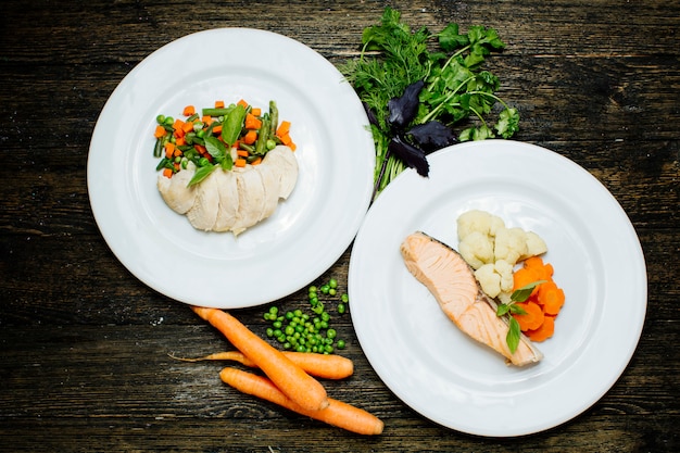 Salmon steak with sliced vegetables