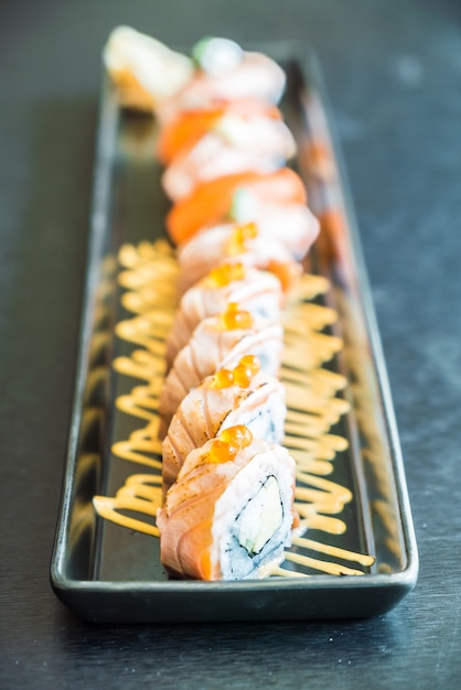 Free photo salmon sushi roll