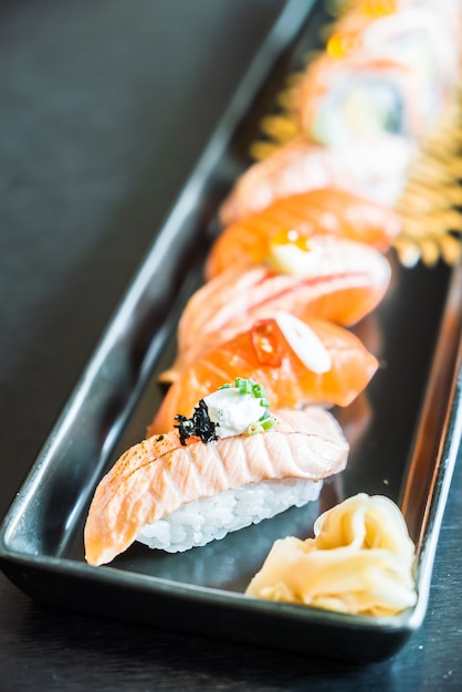 Free photo salmon sushi roll