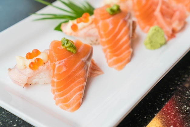 Free photo salmon sushi rolls