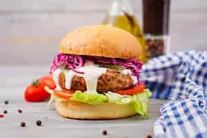 Free photo sandwich hamburger with juicy burgers, tomato and red cabbage