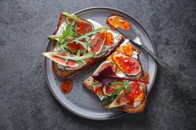 Free Photo sandwich toast with figs on cream cheese with jam served on plate