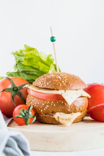 Free photo sandwich with cheese and pick near tomatoes