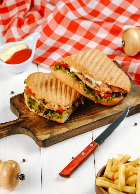 Sandwich with chicken and vegetables