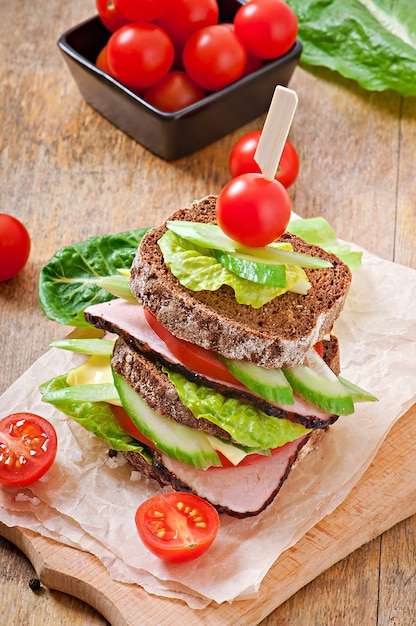 Sandwich with ham and fresh vegetables 