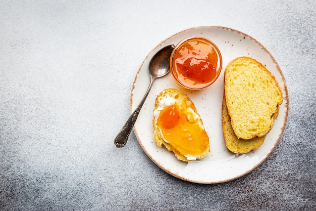 Free photo sandwich with peach jam