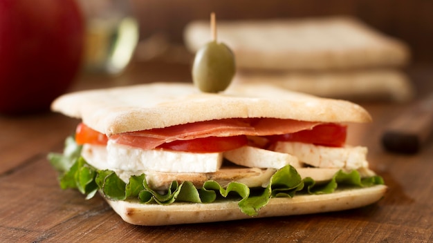 Free photo sandwich with vegetables and cheese on desk