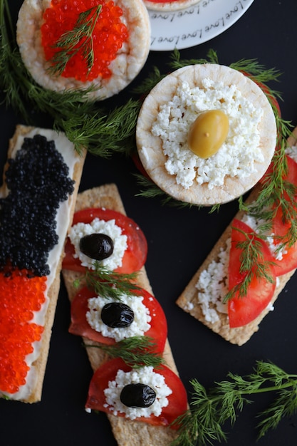 Free photo sandwiches with cracker bread, caviar and vegetables. top view.